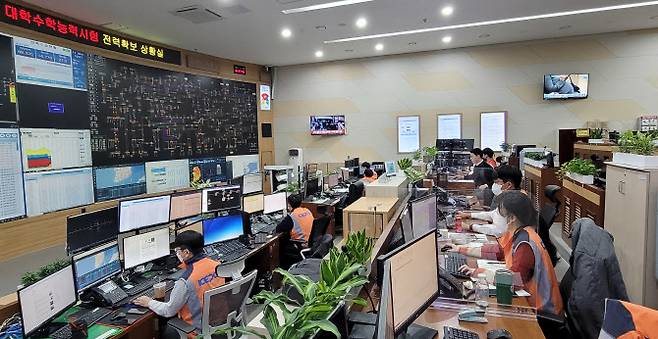 한국전력공사 직원들이 지난해 대학수학능력시험일 전력 확보를 위해 비상근무하는 모습. (사진=한전)