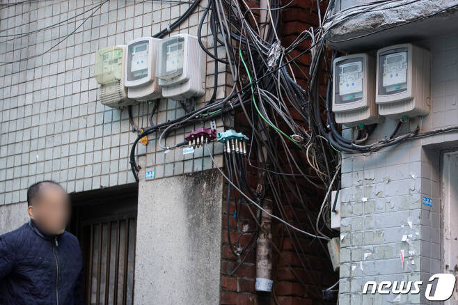 서울시내 한 쪽방촌에 설치된 전력량계 앞으로 시민이 지나고 있다.  2024.1.16/뉴스1 ⓒ News1 유승관 기자