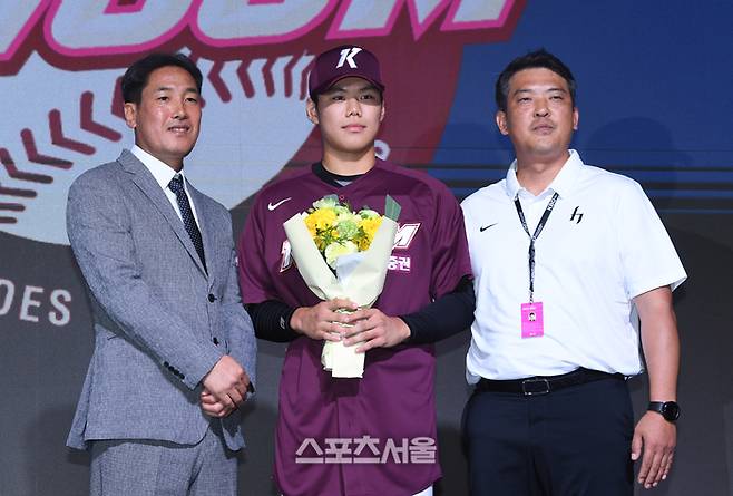 장충고 김윤하(가운데)가 14일 서울 중구 웨스틴조선호텔 그랜드볼룸에서 진행된 2024 KBO 신인 드래프트에서 전체 1라운드 9순위로 키움 히어로즈에 지명된 뒤 고형욱 단장(왼쪽), 이상원 스카우트팀장과 기념촬영을 하고 있다. 2023. 9. 14. 박진업기자 upandup@sportsseoul.com