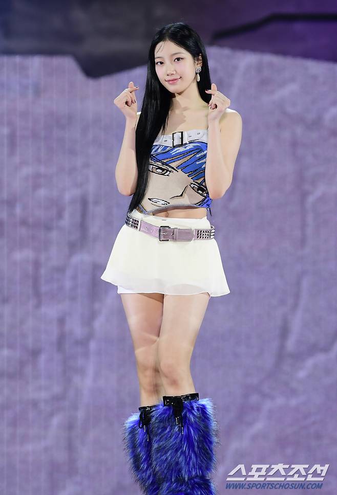 그룹 르세라핌(LE SSERAFIM)의 3번째 미니앨범 '이지(EASY)' 쇼케이스가 19일 오후 서울 성북구 고려대 화정체육관에서 열렸다. 카즈하가 포즈 취하고 있다. 정재근 기자 cjg@sportschosun.com