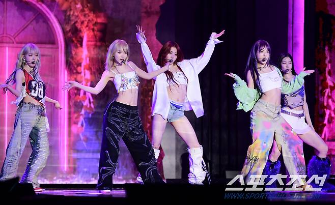 그룹 르세라핌(LE SSERAFIM)의 3번째 미니앨범 '이지(EASY)' 쇼케이스가 19일 오후 서울 성북구 고려대 화정체육관에서 열렸다. 르세라핌이 신곡을 선보이고 있다. 정재근 기자 cjg@sportschosun.com