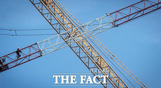 한국경제인협회가 국내 건설사 102곳을 상대로 실시한 '매출 500대 건설기업 자금 사정 조사' 결과에 따르면 국내 건설사 10개 중 8곳은 현재 금리 수준으로는 이자비용을 감당하기 어려운 것으로 나타났다. /더팩트 DB