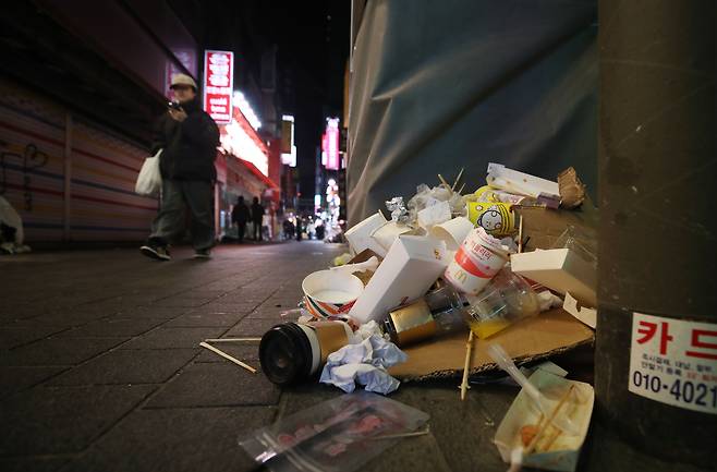 2월 16일 밤 서울 중구 명동 관광안내소 인근 도로가 관광객들이 버린 일회용 쓰레기로 가득한 모습이다. / 장련성 기자