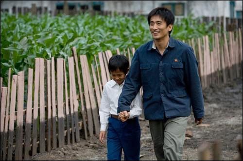 탈북자의 삶을 그린 영화 '크로싱'(2008년)의 한장면. 차인표는 함경도 탄광마을에서 살던 김용수 역을 맡아 열연했다.