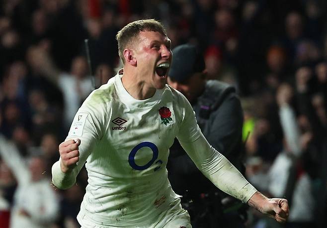 잉글랜드 프레이저 딩월이 10일 웨일스와 벌인 2024 식스네이션스 경기에서 트라이를 기록하고 기뻐하고 있다. /로이터 연합뉴스