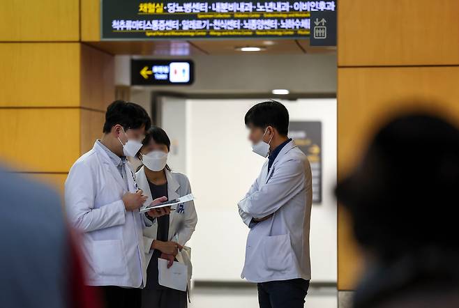 빅5 대학병원(서울대·세브란스·삼성서울·서울아산·서울성모병원) 전공의들이 사직서를 제출하고 20일 오전 6시 이후 근무를 중단하기로 결정했다. 19일 서울시내 한 대학병원에서 의료진이 이동하고 있다./뉴시스