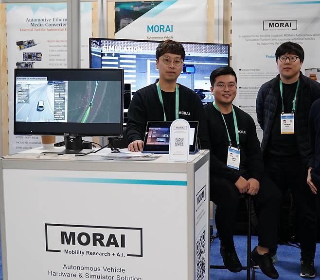 2020년 CES에 작은 부스를 차렸던 모라이. 사진 가운데가 정지원 대표다. /모라이 제공