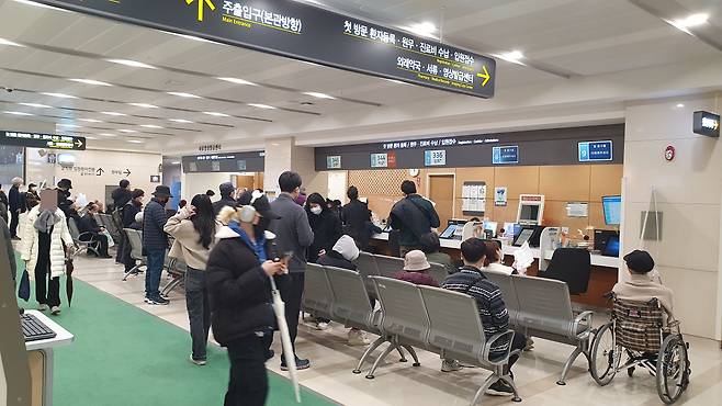 전공의 파업이 시작된 19일 서울 서대문구 세브란스 병원에서 환자들이 대기하고 있다. /유병훈 기자