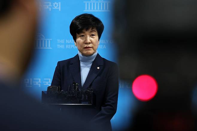 김영주 국회부의장이 19일 오후 서울 여의도 국회 소통관에서 더불어민주당 탈당 기자회견을 마치고 취재진의 질문을 듣고 있다. 2024.2.19/뉴스1 ⓒ News1 구윤성 기자