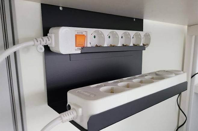 멀티탭을 책상 바로 아래에 두면 먼지 유입을 줄일 수 있다 (출처 : 장보리)