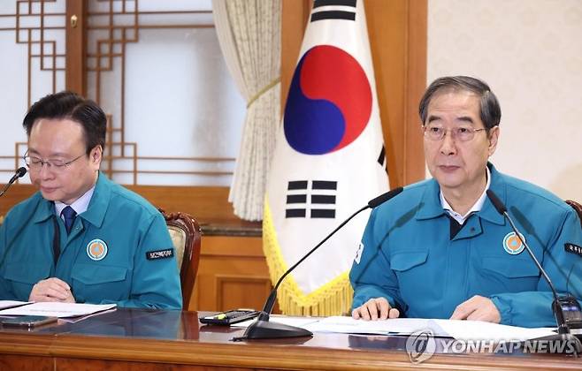 의사 집단행동 관계 장관회의에서 발언하는 한덕수 국무총리 (서울=연합뉴스) 황광모 기자 = 정부의 의과대학 정원 확대에 반발해 국내 5대 대형병원 전공의들이 집단으로 사직서를 내는 등 의사들의 집단 반발로 인한 '의료대란' 우려가 커지고 있는 19일 오전 한덕수 국무총리가 서울 종로구 정부서울청사에서 열린 의사 집단행동 관계 장관회의에 참석해 발언하고 있다. 2024.2.19 hkmpooh@yna.co.k (끝)