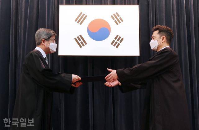 김명수(왼쪽) 전 대법원장이 2021년 10월 서울 서초구 대법원에서 신임 법관에게 임명장을 수여하고 있다. 한국일보 자료사진