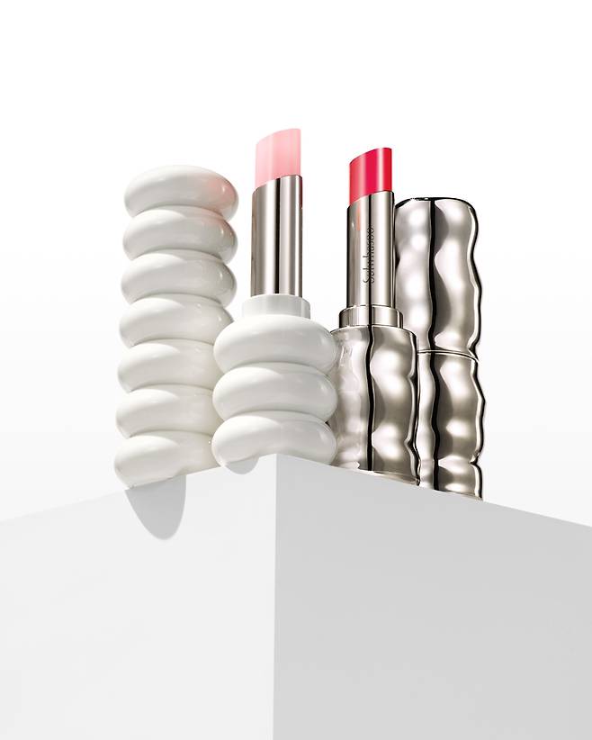 설화수가 스킨케어 기능을 강화한 2가지 립 신제품인 '윤조립밤'과 '퍼펙팅 립컬러'./사진=설화수 제공