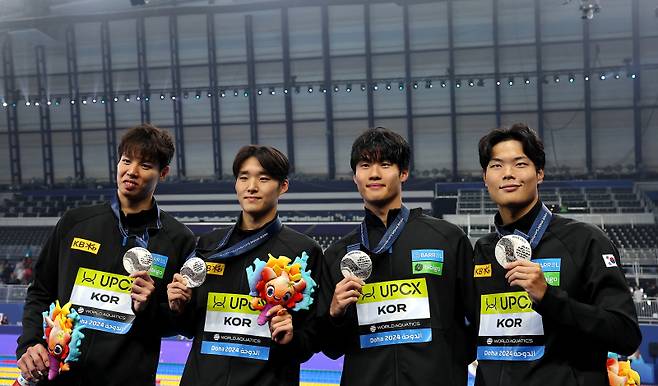 <yonhap photo-0605=""> Swimming - World Aquatics Championships - Aspire Dome, Doha, Qatar - February 16, 2024 South Korea's Jaehoon Yang, Woomin Kim, Hojoon Lee and Sunwoo Hwang pose with their silver medals after finishing the men's 4x200m freestyle relay final in second place REUTERS/Evgenia Novozhenina/2024-02-17 03:21:30/ <저작권자 ⓒ 1980-2024 ㈜연합뉴스. 무단 전재 재배포 금지, AI 학습 및 활용 금지></yonhap>