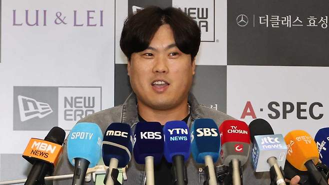 취재진 질문에 답하는 류현진 [사진 제공 : 연합뉴스]