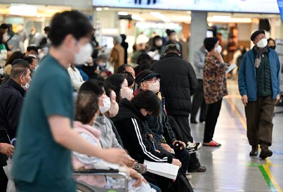 광주의 한 대학병원 로비에서 환자들이 접수 순번을 기다리고 있다. 2024.02.19. [사진=뉴시스]