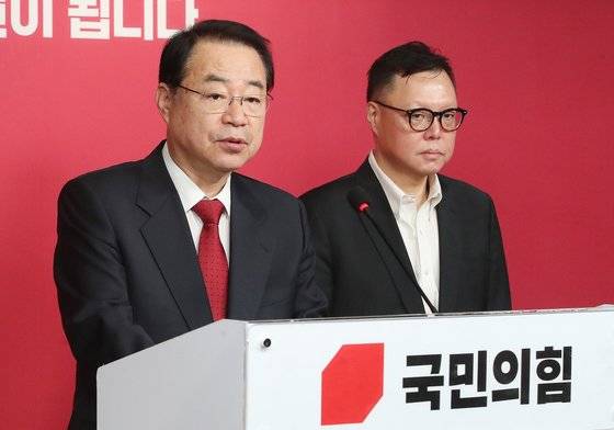 정영환 국민의힘 공천관리위원장(왼쪽)이 18일 오전 서울 여의도 중앙당사에서 서울과 부산, 대구 등 12개 지역구의 단수공천자와 경선을 치를 22개 지역구를 발표하고 있다. [뉴스1]