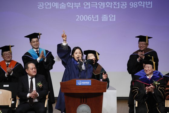 가수 이효리가 2월 14일 서울 성북구 국민대학교에서 열린 '2023학년도 학위수여식'에서 축사를 하던 도중 자신의 히트곡 '치티치티 뱅뱅'을 부르고 있다. 이효리는 국민대학교 공연예술학부 연극영화전공 98학번으로 지난해 9월 국민대 축제에도 깜짝 방문한 바 있다. 뉴스1