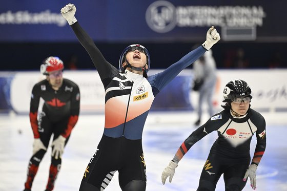 1000m 금메달을 차지한 뒤 환호하는 박지원. EPA=연합뉴스