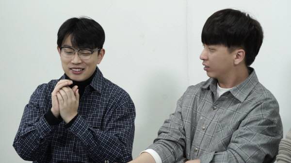 황만리 씨(28)가 중국 술자리 예절 문화에 대해 설명하고 있다. 김진철PD