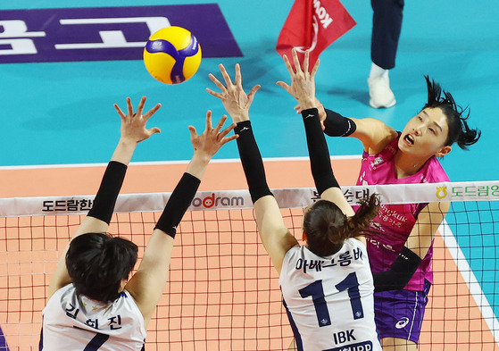 Heungkuk Life Insurance Pink Spiders' Kim Yeon-koung, right, attacks during a V League against the Hwaseong IBK Altos at Incheon Samsan World Gymnasium in Incheon on Thursday. [YONHAP]