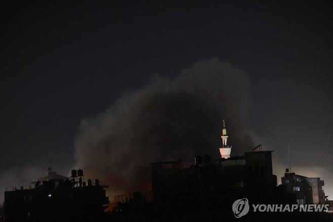 12일(현지시간) 이스라엘군의 폭격을 받은 가자지구 최남단 도시 라파에서 연기가 피어오르고 있다. [사진출처 = 연합뉴스/AFP]