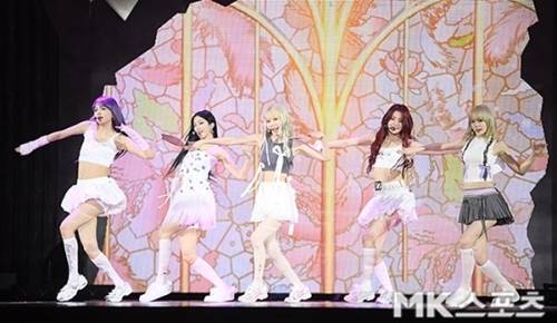 그룹 르세라핌이 신보 무대를 보이고 있다. 사진 = 천정환 기자