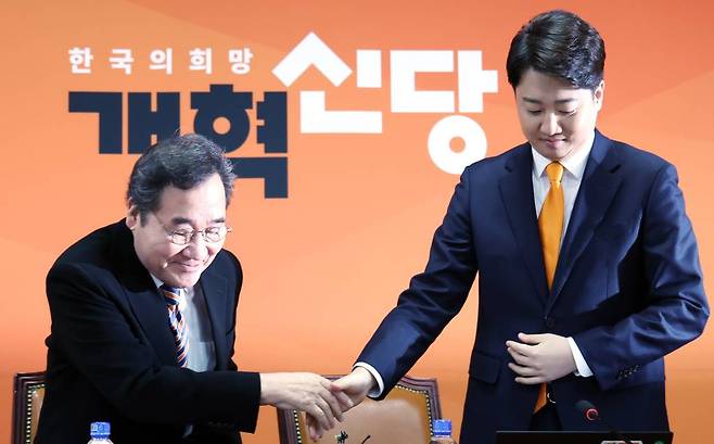 [서울=뉴시스] 이영환 기자 = 개혁신당 이준석(오른쪽), 이낙연 공동대표가 19일 오전 서울 여의도 국회에서 열린 최고위원회의에 참석해 인사를 나누고 있다. 2024.02.19.