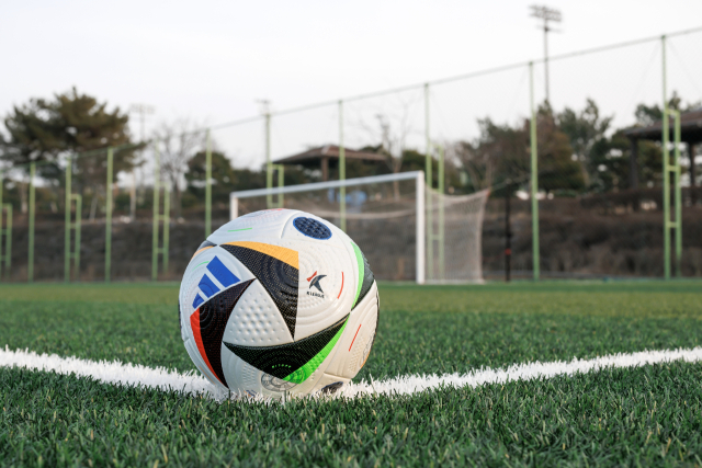 한국프로축구연맹이 ‘하나은행 K리그 2024’에서 사용할 공인구로 아디다스 ‘푸스발리버(FUSSBALLLIEBE)’를 채택했다./한국프로축구연맹 