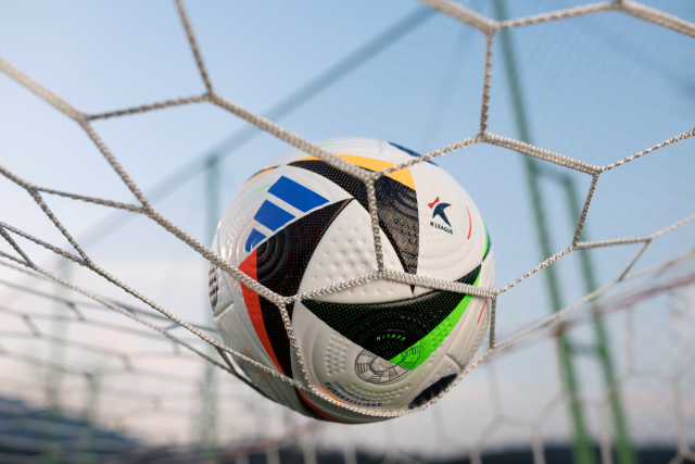 한국프로축구연맹이 ‘하나은행 K리그 2024’에서 사용할 공인구로 아디다스 ‘푸스발리버(FUSSBALLLIEBE)’를 채택했다./한국프로축구연맹