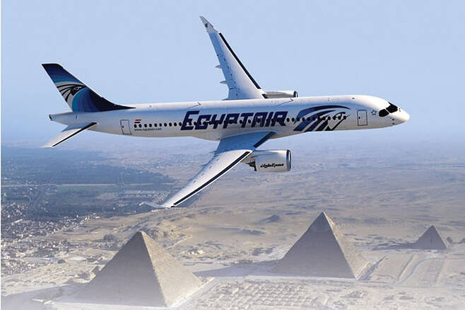 이집트항공 여객기가 카이로 근교 기자 피라미드 위를 날고 있다.