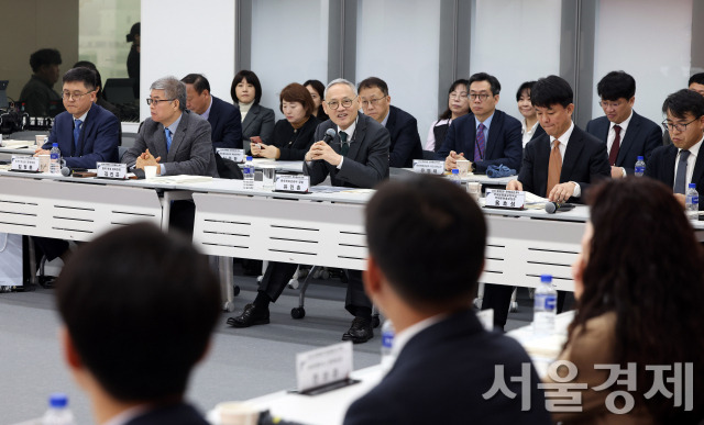 유인촌 문화체육관광부 장관이 19일 서울 중구 코시스센터에서 열린 ‘2024 문화원장·문화홍보관 워크숍’에서 발언하고 있다. 사진 제공=문체부