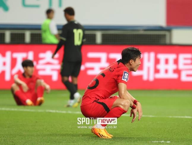 ▲ 황의조는 18일(한국시간) 바세세히르 오쿨라이 스타디움에서 열린 2023-24시즌 튀르키예 수페르리가 26라운드 아다나 데미스포르전을 통해 알란야스포르 소속으로 데뷔전을 치렀으나 4분 만에 햄스트링 부상으로 교체됐다. ⓒ곽혜미 기자