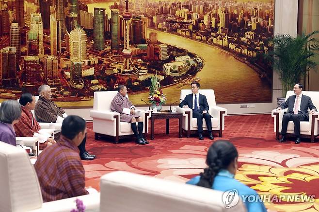 작년 10월 한정 중국 국가부주석(오른쪽 두번째)과 부탄 탄디 도르지 외교장관 회담. [신화 연합뉴스 자료사진. 재판매 및 DB 금지]