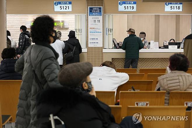 전공의 집단 사직서 제출한 대전성모병원 (대전=연합뉴스) 강수환 기자 = 정부의 의대 정원 확대 방침에 반발해 전공의들의 사직서 제출이 잇따르는 가운데 19일 오전 전공의 44명이 집단 사직을 선언한 대전성모병원에 환자와 보호자들이 대기하고 있다. 대전에서는 대전성모병원과 을지대병원, 대전선병원 등에서 전공의들이 집단 사직을 선언했다. 2024.2.19 swan@yna.co.kr