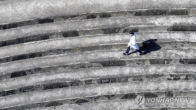 의사, 어디로 가나 (대구=연합뉴스) 윤관식 기자 = 지난 16일 대구 한 대학병원에서 한 의사가 이동하고 있다. 2024.2.16 psik@yna.co.kr