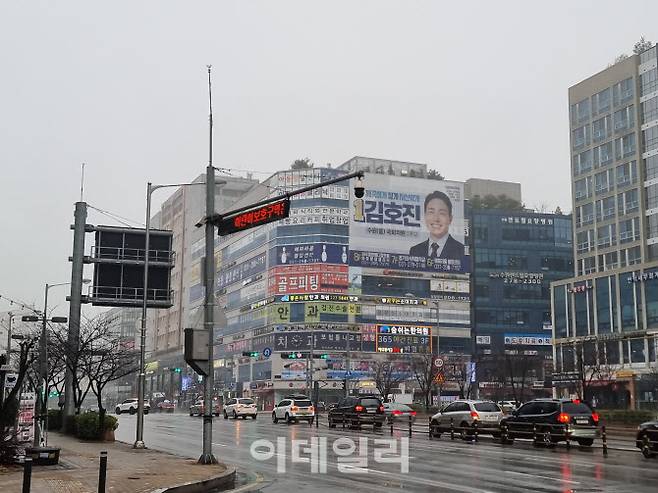 19일 오전 수원시 권선구 서수원 홈플러스 인근 거리. 도로 위 차량 외에 인적은 드문 모습이다. 황영민 기자