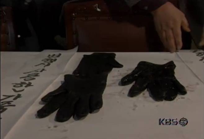 살해 용의자 이승수가 착용했던 장갑. (KBS 뉴스 갈무리)
