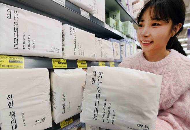 모델이 20일 서울 강서구 홈플러스 가양점에서 착한 시리즈 4탄 '착한 유기농 입는 오버나이트 팬티형'을 선보이고 있다.(홈플러스 제공)
