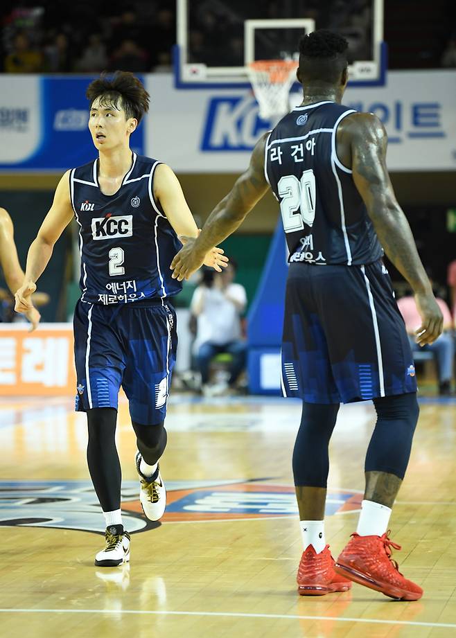 국가대표팀에 합류한 KCC 송교창과 라건아. 사진 | KBL