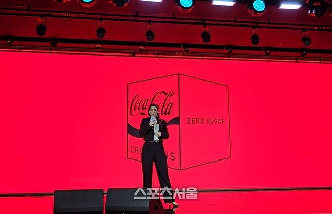 무대에 오른 코카-콜라 글로벌 전략 시니어 디렉터, 오아나 블라드(Oana Vlad). 사진 | 최규리기자 gyuri@sportsseoul.com