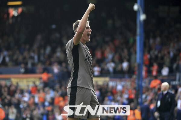 토트넘 홋스퍼의 미키 반 더 벤. 이번 시즌 프리미어리그(PL)에서 가장 빠른 선수는 토트넘 홋스퍼 소속이다. 손흥민이 아닌 반 더 벤이다. 시속 37.38km를 기록했다. 뒤를 이어 카일 워커(37.31km), 치에도지 오그베네(36.93km), 페드로 네투(36.86km), 도미닉 소보슬러이(36.76km)가 이름을 올렸다. 사진┃뉴시스/AP