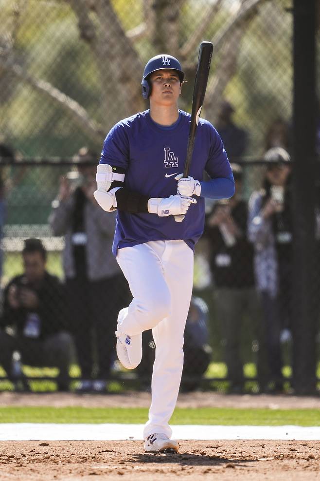 LA 다저스 오타니 쇼헤이가 20일(한국시각) 첫 라이브 배팅 도중 블레이크 트라이넨의 공을 친 게 파울이 돼 발을 강타하자 이후 타석에 들어가 발을 들어올리며 상태를 살피고 있다. AP연합뉴스