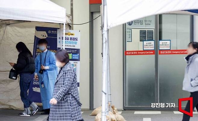 빅5 병원의 전공의가 오전 6시를 기해 근무를 중단한 20일 서울 한 응급진료센터를 찾은 시민이 발걸음을 돌리고 있다. 사진=강진형 기자aymsdream@