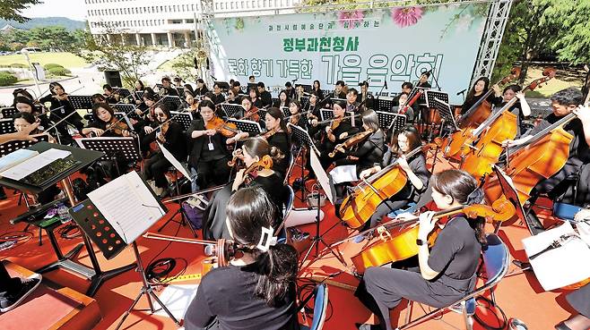 경기 과천시가 ‘문화 예술 거점도시’로 변모하기 위해 인프라를 확대하고 있다. 사진은 과천시립교향악단이 지난해 10월 11일 정부과천청사에서 ‘찾아가는 가을음악회’를 진행하고 있는 모습./과천시 제공