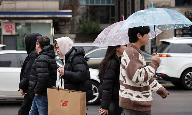 서울 강남구 코엑스에서 우산을 쓴 시민들이 발걸음을 옮기고 있다./뉴스1