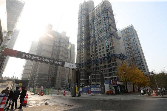 서울 강동구 올림픽파크 포레온(둔촌주공) 공사 현장. 2023.10.31 뉴스1