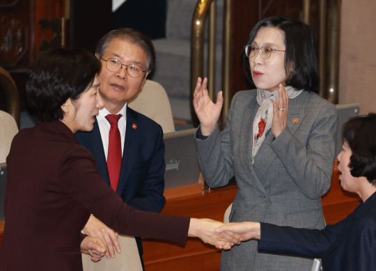 이정식 고용노동부 장관과 김현숙 여성가족부 장관이 20일 국회 본회의에서 대화하고 있다. [연합뉴스]