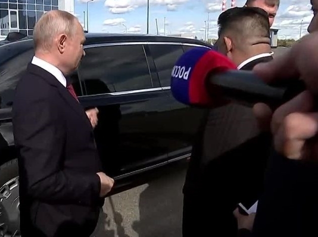 블라디미르 푸틴 러시아 대통령이 지난해 9월 러시아를 방문한 김정은 북한 국무위원장에게 러시아 고급차 브랜드 아우루스 차량을 소개하고 있다. 사진=스카이뉴스 캡처