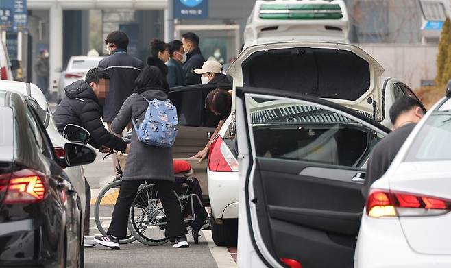 대형병원 전공의들이 사직서를 제출하고 진료 현장에서 빠지기 시작한 20일 오전 서울 종로구 서울대병원에 한 환자와 보호자가 도착해 차에서 내리고 있다. 김정효 기자